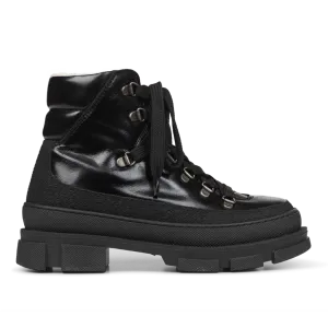 Lace-up boot with soft merino wool lining