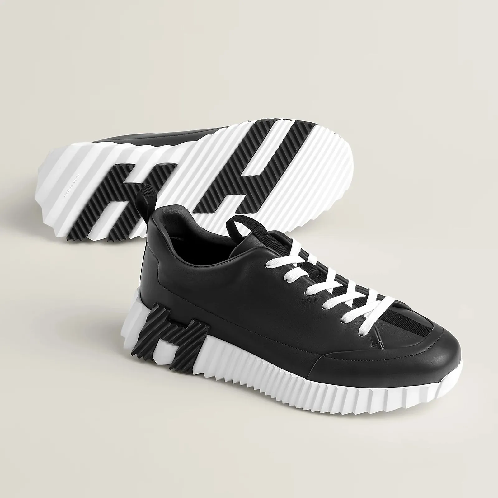 Noir Jump Sneaker