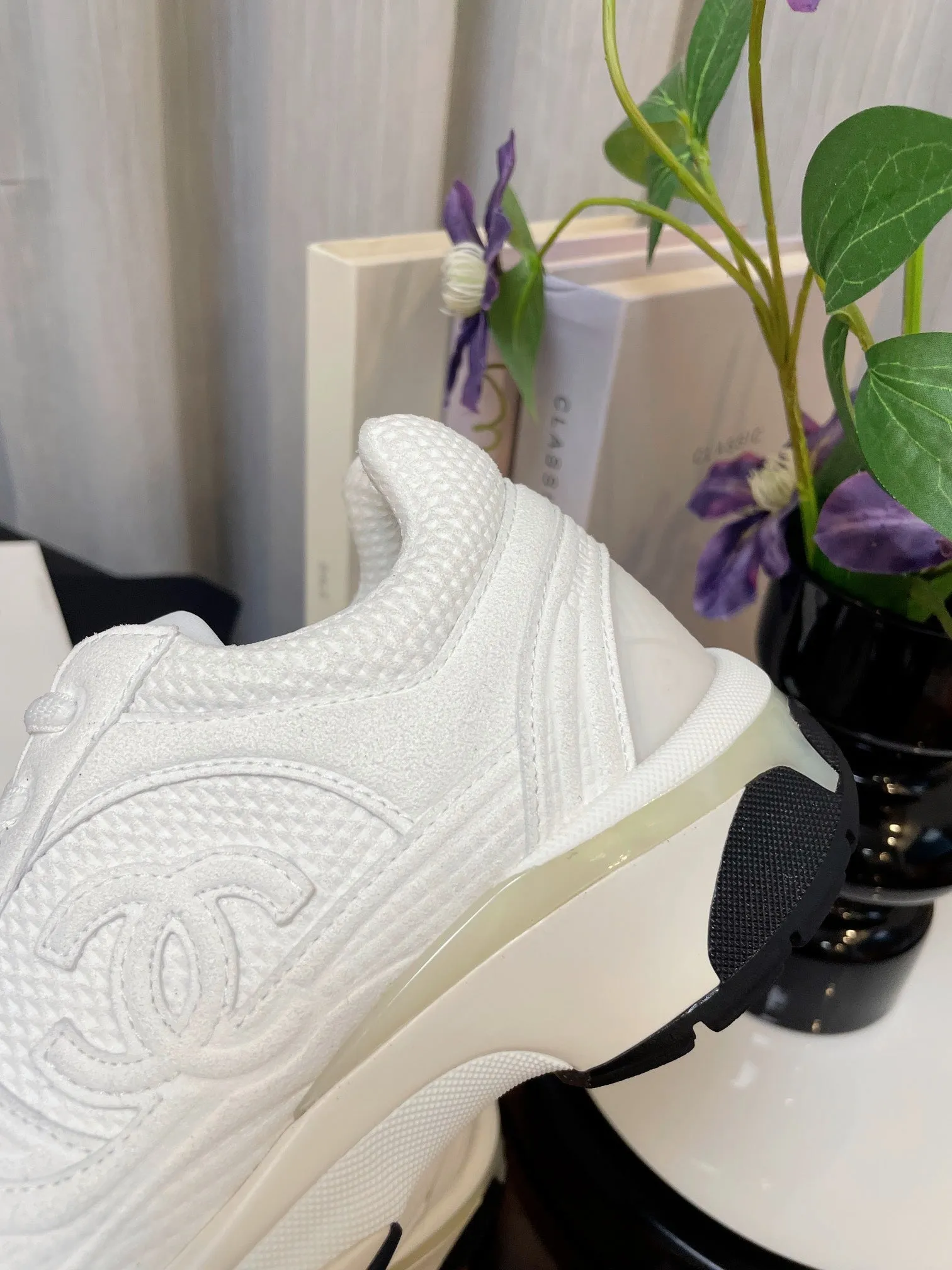 white calfskin Multi-device compatible sneaker CHANEL Stylish fabric classic