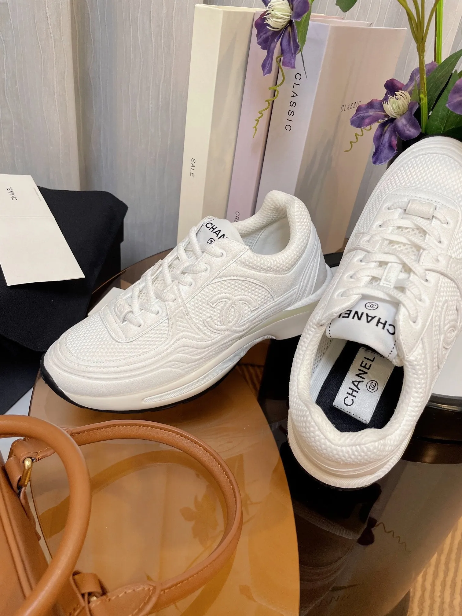 white calfskin Multi-device compatible sneaker CHANEL Stylish fabric classic