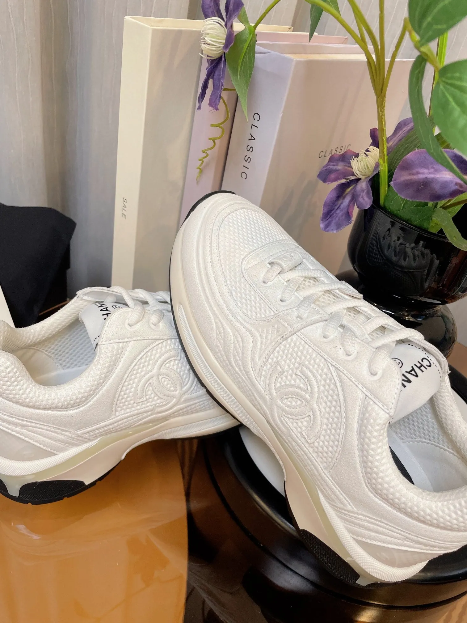 white calfskin Multi-device compatible sneaker CHANEL Stylish fabric classic