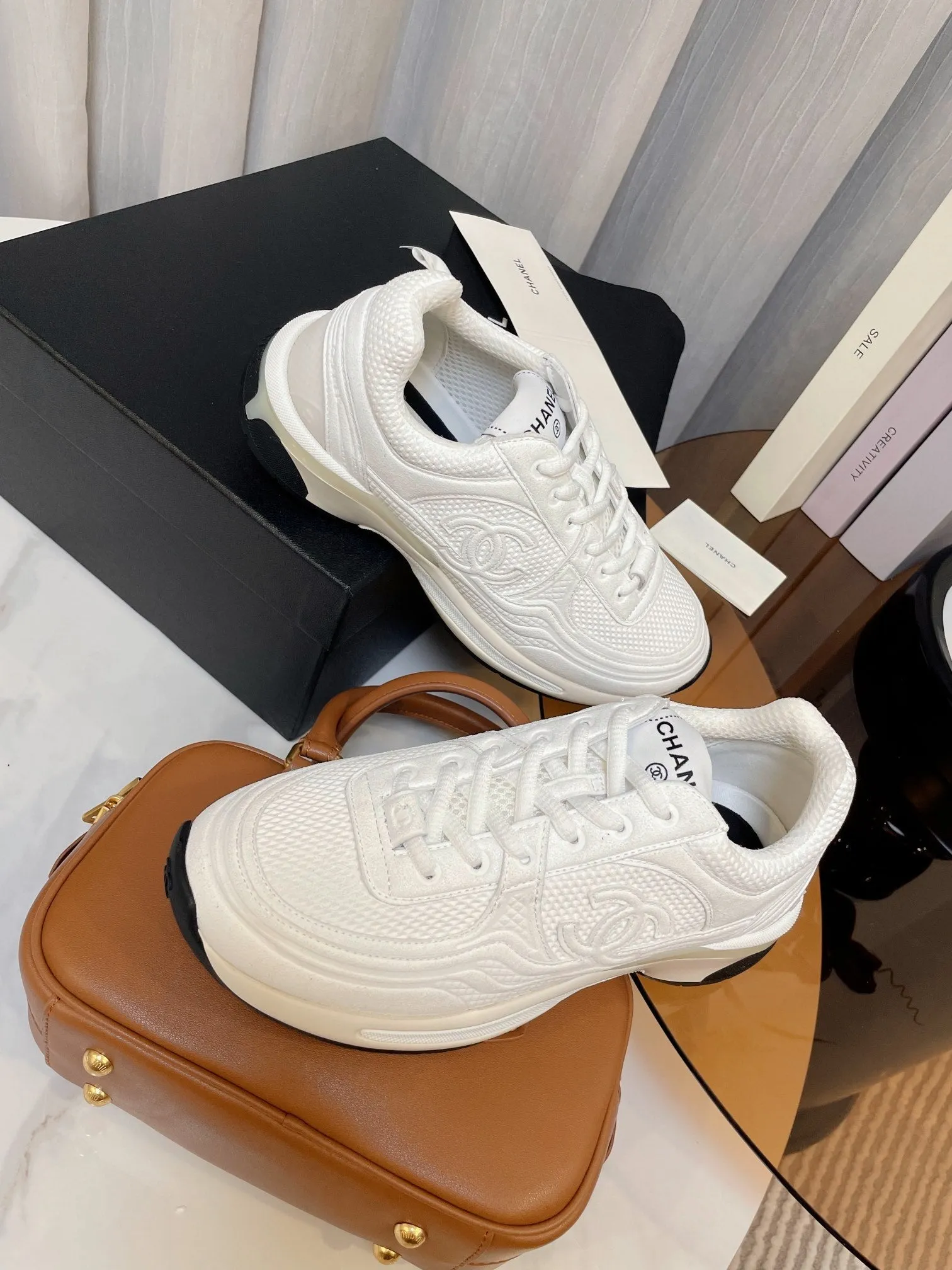 white calfskin Multi-device compatible sneaker CHANEL Stylish fabric classic