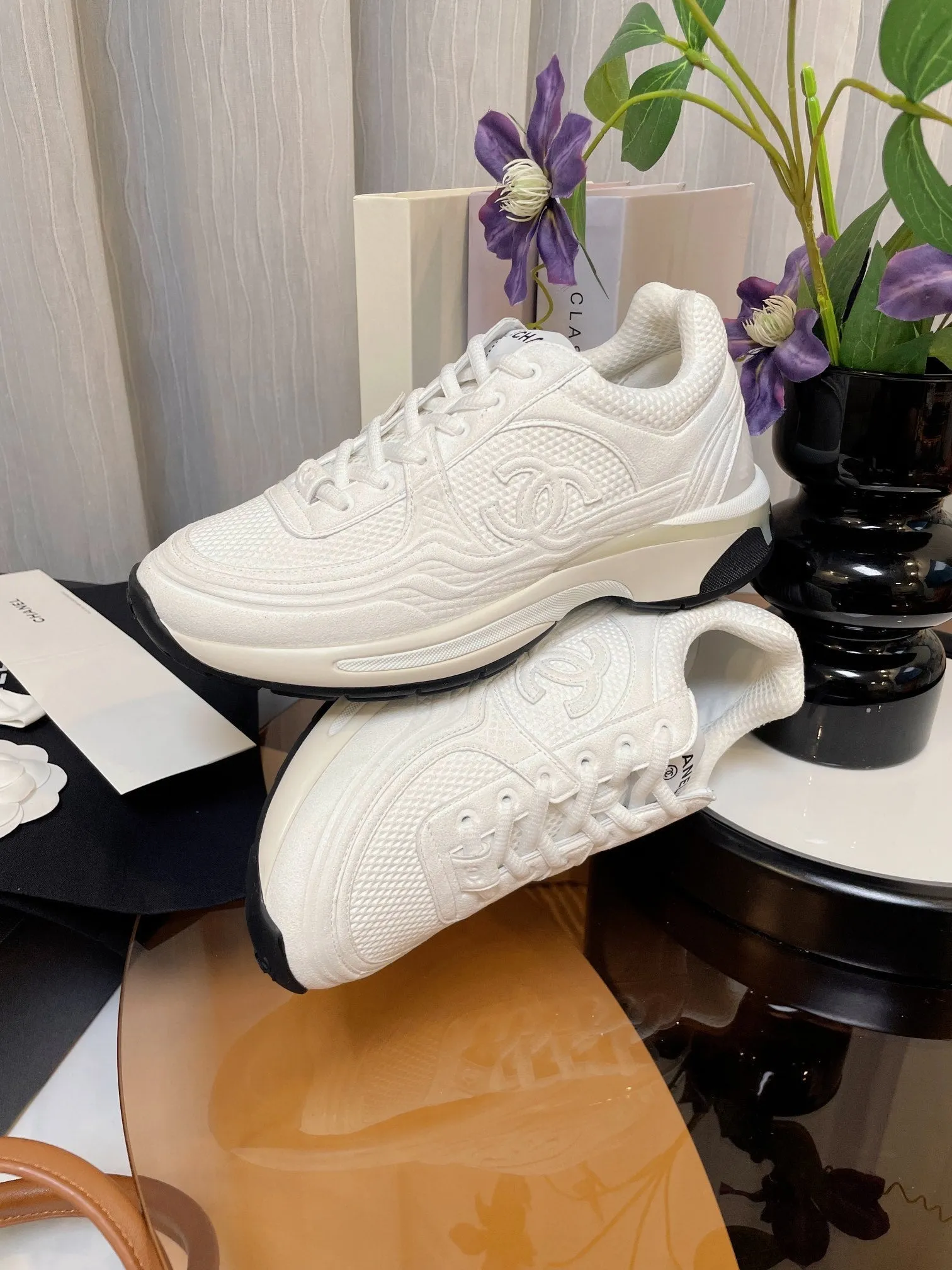 white calfskin Multi-device compatible sneaker CHANEL Stylish fabric classic