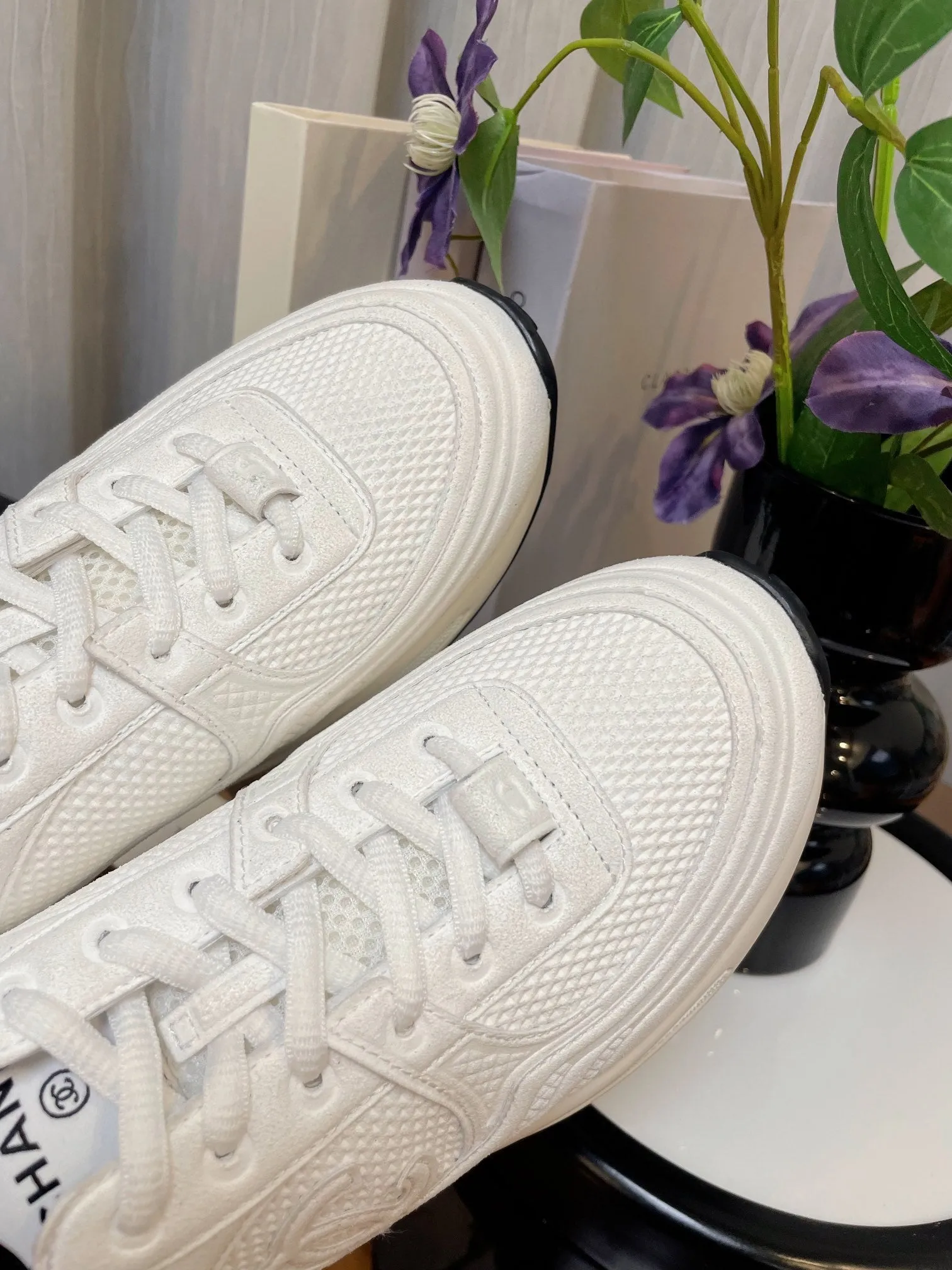 white calfskin Multi-device compatible sneaker CHANEL Stylish fabric classic
