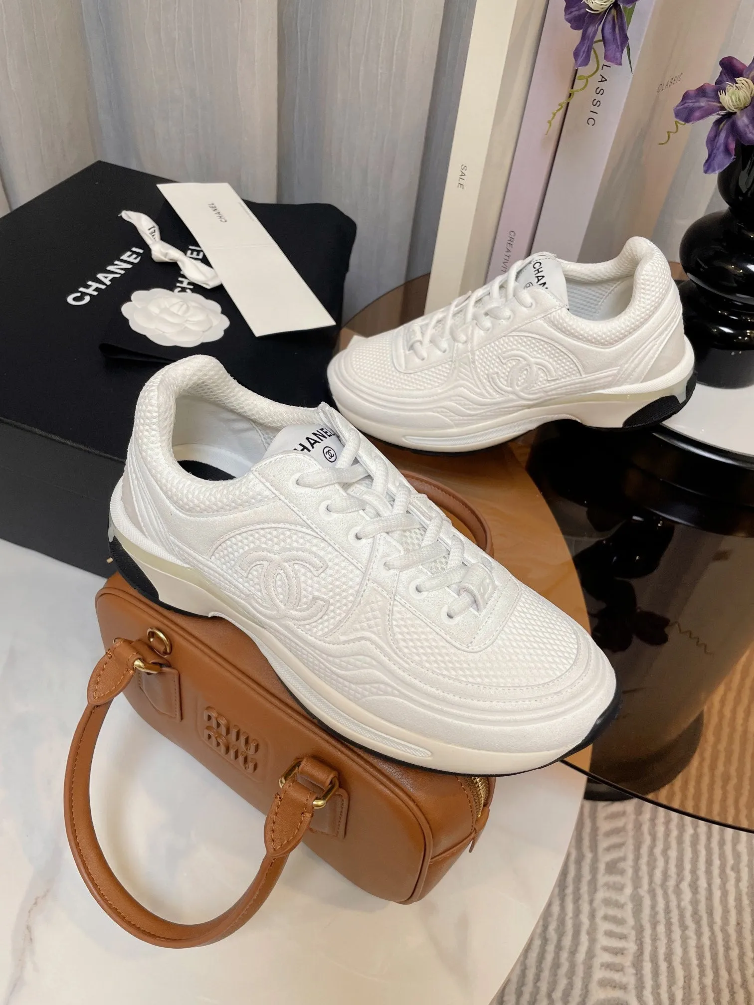 white calfskin Multi-device compatible sneaker CHANEL Stylish fabric classic