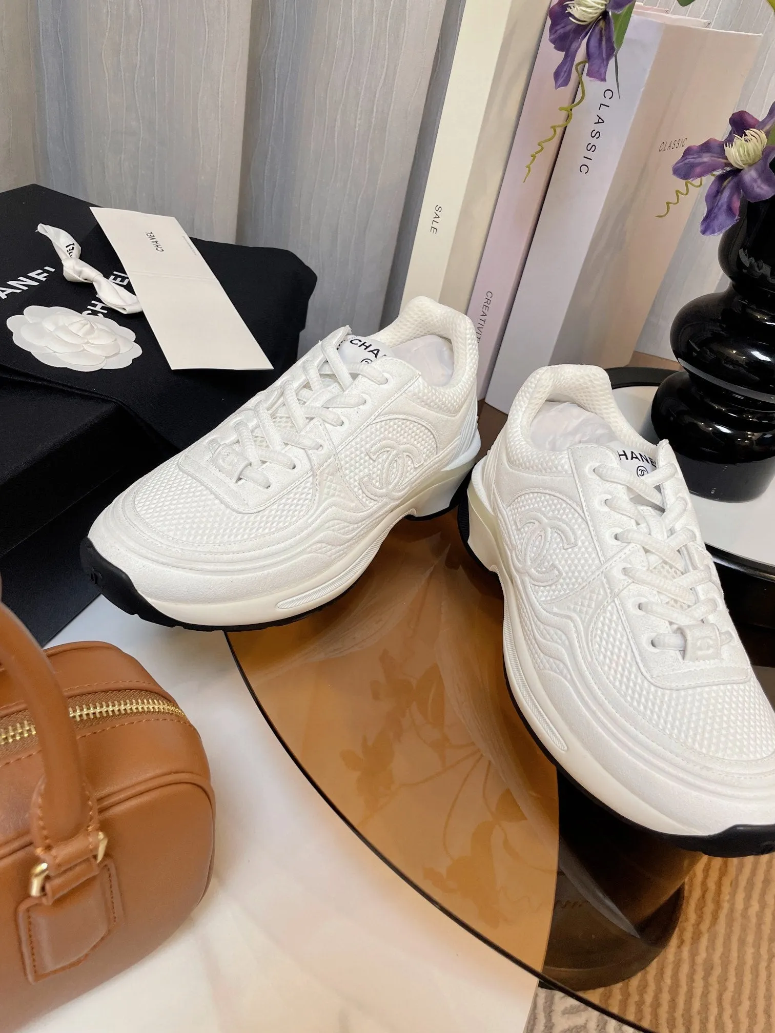 white calfskin Multi-device compatible sneaker CHANEL Stylish fabric classic